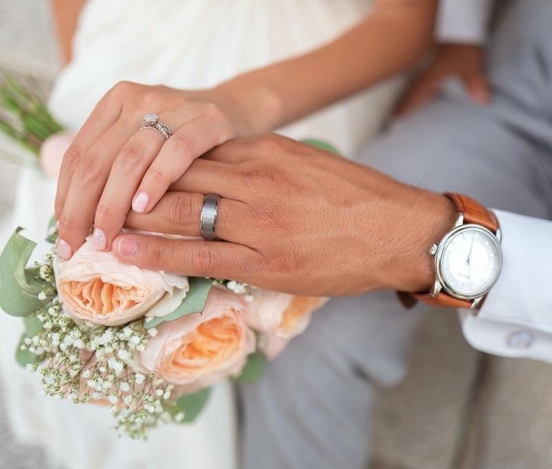 Casal em cerimônia de mini wedding